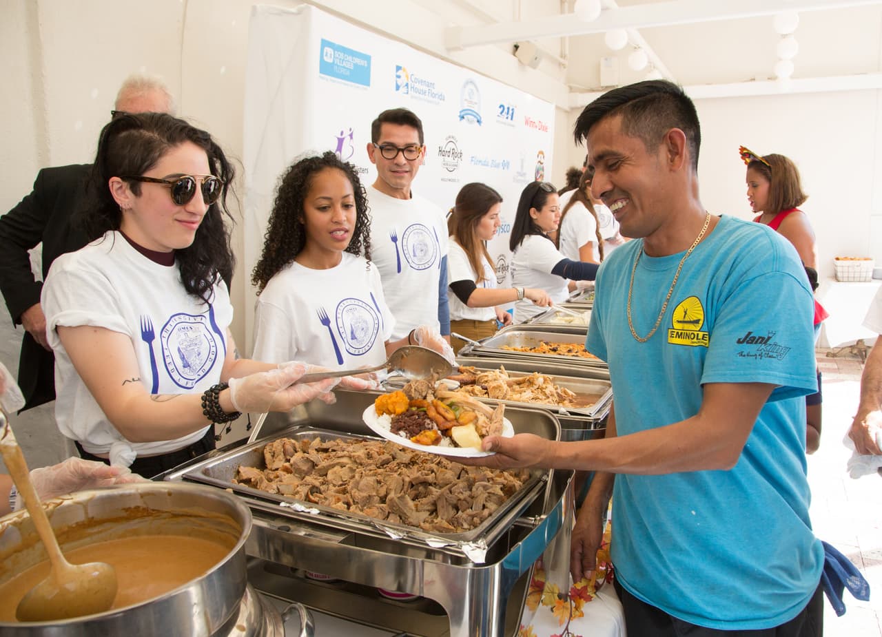 "Damos gracias por el amor, amabilidad y poder compartir", dijo Gloria. "Hemos sido tan bendecidos que nos hace felices por compartir de alguna forma con aquellos que pueden no tener un buen lugar dónde ir este Thanksgiving".