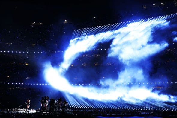 Ni el mejor guionista de Hollywood hubiese podido escribir un libreto mejor que el Super Bowl 2013. Con lágrimas, risas, entretenimiento, estupor, suspenso, miedo y mucha emoción, este Super Bowl “tuvo de todo un mucho”. El coro de la escuela de Newtown que sufrió en diciembre una matanza que conmocionó al mundo, con 26 niños de la escuela primaria Sandy Hook, abrió la ceremonia previa al partido con la canción "America The Beautiful", al lado de la actriz y cantante Jennifer Hudson. Los estudiantes llevaban lazos verdes en homenaje a los 20 niños y 6 adultos asesinados en Sandy Hook el pasado 14 de diciembre, y durante su actuación muchos de los jugadores y espectadores apenas pudieron contener las lágrimas. Después le tocó el turno a Alicia Keys, quien al piano y con un sexy vestido rojo de tirantes interpretó el himno nacional estadounidense, agregando algunas palabras en la estrofa final, ante el estupor de algunos. La actuación musical del descanso, la más esperada siempre, correspondió este año a Beyoncé y llegó precedida de la polémica después de que la estrella admitiera que cantó el himno nacional en falso directo, sobre una canción pregrabada, durante la ceremonia de la segunda investidura presidencial de Barack Obama. La artista con mucha fuerza y sin dejar de bailar sobre un escenario con fuegos artificiales y luces con la forma de su rostro y su larga melena, vistiendo un conjunto de cuero negro de Rubin Singer, con guantes a juego y botines de tacón, y acompañada de más de 100 bailarines repasó algunos de sus éxitos como "Love on Top", "Crazy in Love", "Baby Boi" y "Till the End of Time". Se unieron a ella después Kelly Rowland y Michelle Williams, sus compañeras en el ya disuelto grupo Destiny's Child y vestidas también de negro. Las tres cantaron y bailaron sincronizadas "Independent Woman" y "Single Ladies (Put A Ring On It)". En el tercer cuarto del partido se produjo un inesperado apagón, que duró 34 minutos, y que fundió a negro las televisiones de millones de hogares en todo el país y dejó en blanco a los presentadores de la cadena CBS, la encargada de la retransmisión. Con cada bloque de treinta segundos de publicidad vendido a un precio de entre 3,7 y 3,8 millones de dólares, los dos anuncios de Chrysler estuvieron entre los mejores, según un sondeo realizado por The Wall Street Journal a ejecutivos publicitarios y espectadores, pero según USA Today el primer lugar correspondió a Budweisser. También fueron muy comentados en Twitter los de Taco Bell y Doritos, en una noche en la que rostros conocidos como los actores de comedia Amy Poehler ("Parks and Recreation"), Tracy Morgan ("30 Rock") y Kaley Cuoco ("The Big Bang Theory"), y la modelo Bar Refaeli se colaron en algunos de los anuncios.