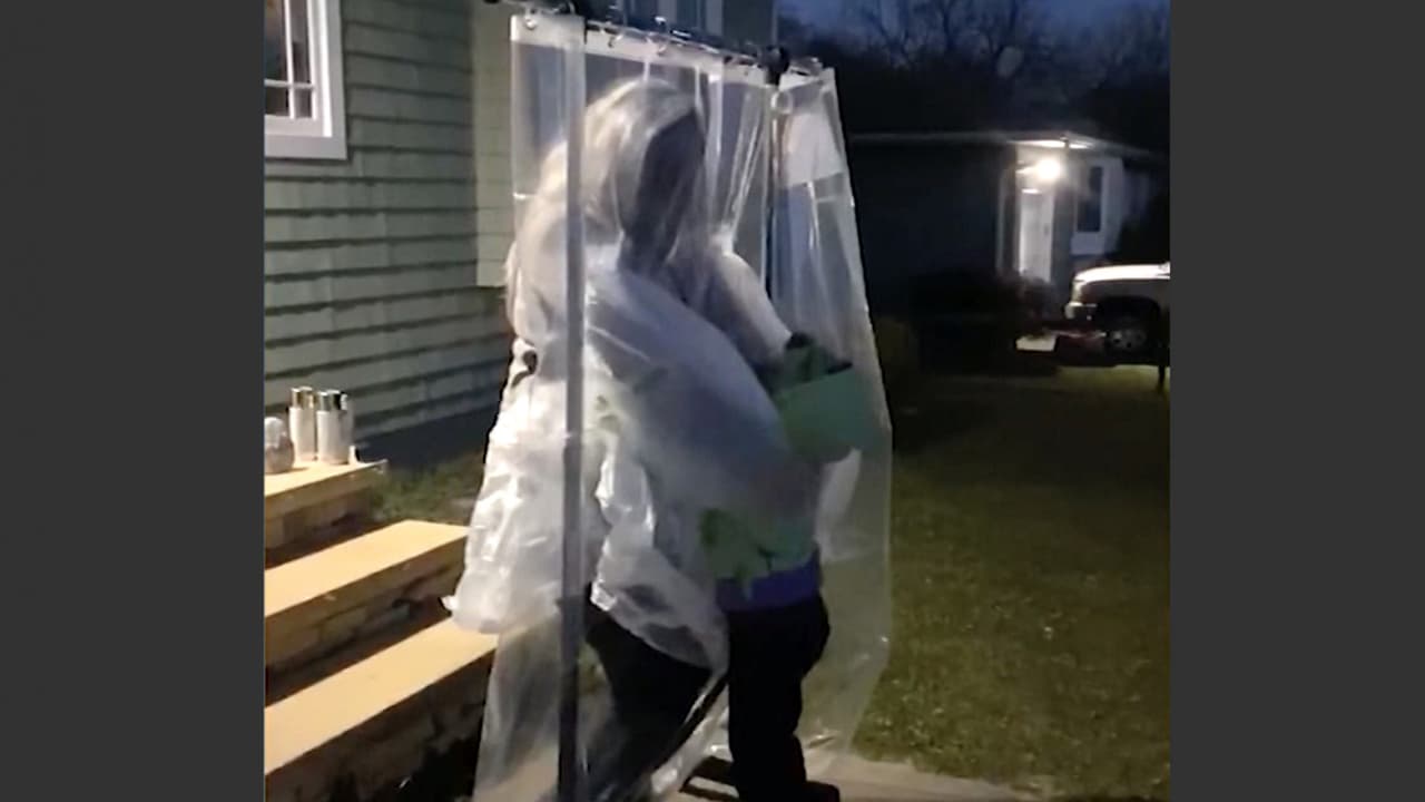 En video. Esta niña construyó una ‘máquina de abrazos’ para que su maestra, que padece cáncer, sienta el afecto de sus alumnos. Avery Green es estudiante de kindergarten y, debido a la pandemia, no había podido abrazar a su profesora que padece de cáncer y se encuentra bajo tratamiento. Con la ayuda de sus padres le construyeron una ‘máquina de abrazos’ para que la maestra evite contagiarse de coronavirus y pueda abrazar a sus alumnos.