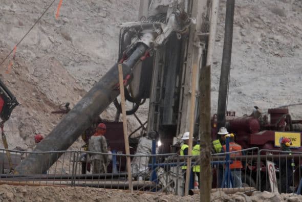 El fin de semana fue de una celebración tras otra en el campamento Esperanza, luego de que una de las perforadoras alcanzó el sábado el taller donde estaban los mineros, a 622 metros bajo tierra.