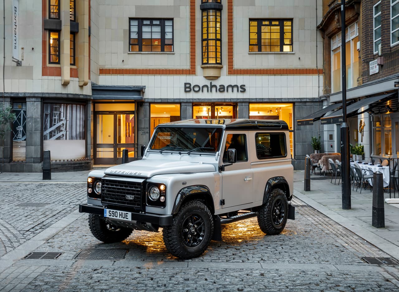 Land Rover Defender 2015 número 2,000,000 fue subastada por la casa Bonhams en Londres en diciembre de 2015, alcanzando la cantidad de 543,381 dólares