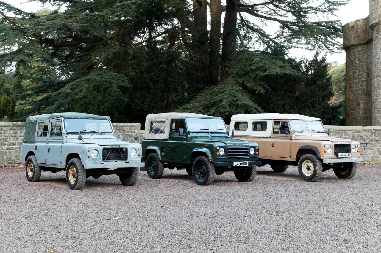 Con la década de los 80 llegaron cambios importantes en la nomenclatura y la apariencia de la Land Rover. Lo que hubiese sido la Serie IV, llegó a finales de 1983 como la
<b>Land Rover</b>
<b>90 </b>(carrocería corta) y
<b>Land Rover</b>
<b>110</b> (carrocería larga). A final de 1990 el nombre de la línea se unificó bajo en nombre
<b>Defender</b>, poniendo al modelo a la par con los mas recientes modelos del fabricante, la Range Rover y la Discovery. Land Rover dejaba de ser un nombre para convertirse en marca. En la imagen vemos tres Land Rover Defender pertenecientes a la flotilla 'Heritage' de su fabricante.
