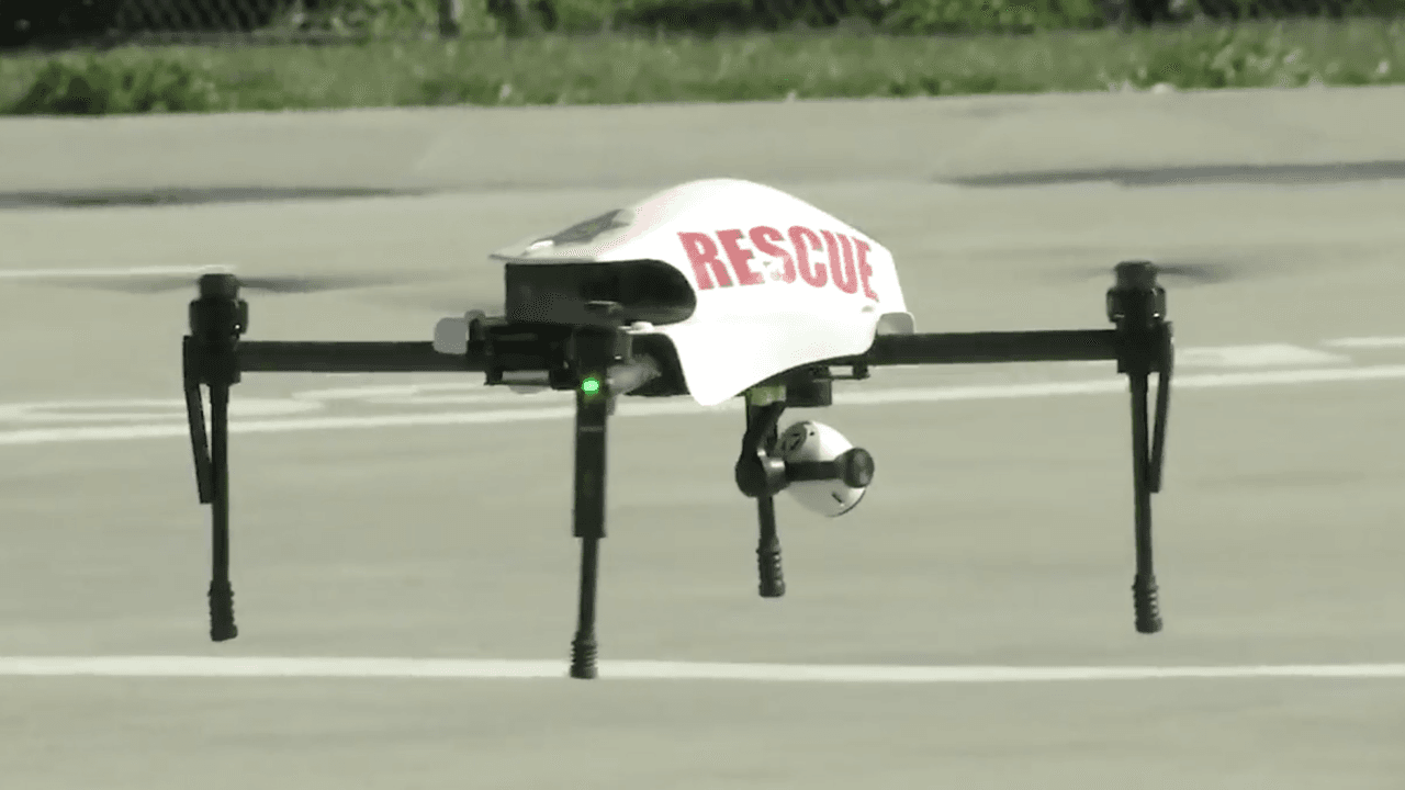 La batería dura 20 minutos en vuelo, pero se le puede poner otra en 30 segundos.