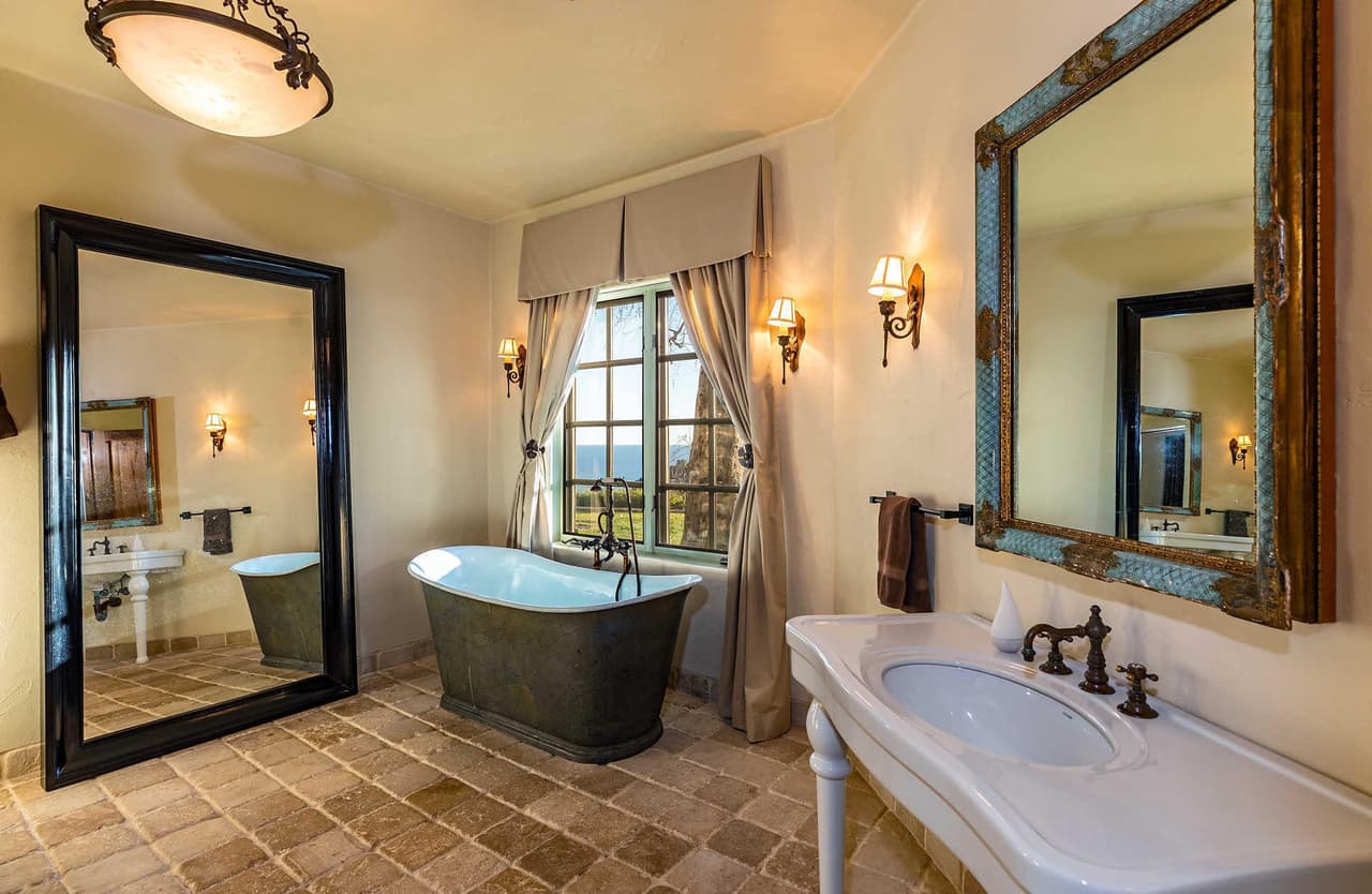 Mirando al Pácifico y en esta tina... uno de los pequeños lujos que disfrutarían los duques de Sussex.