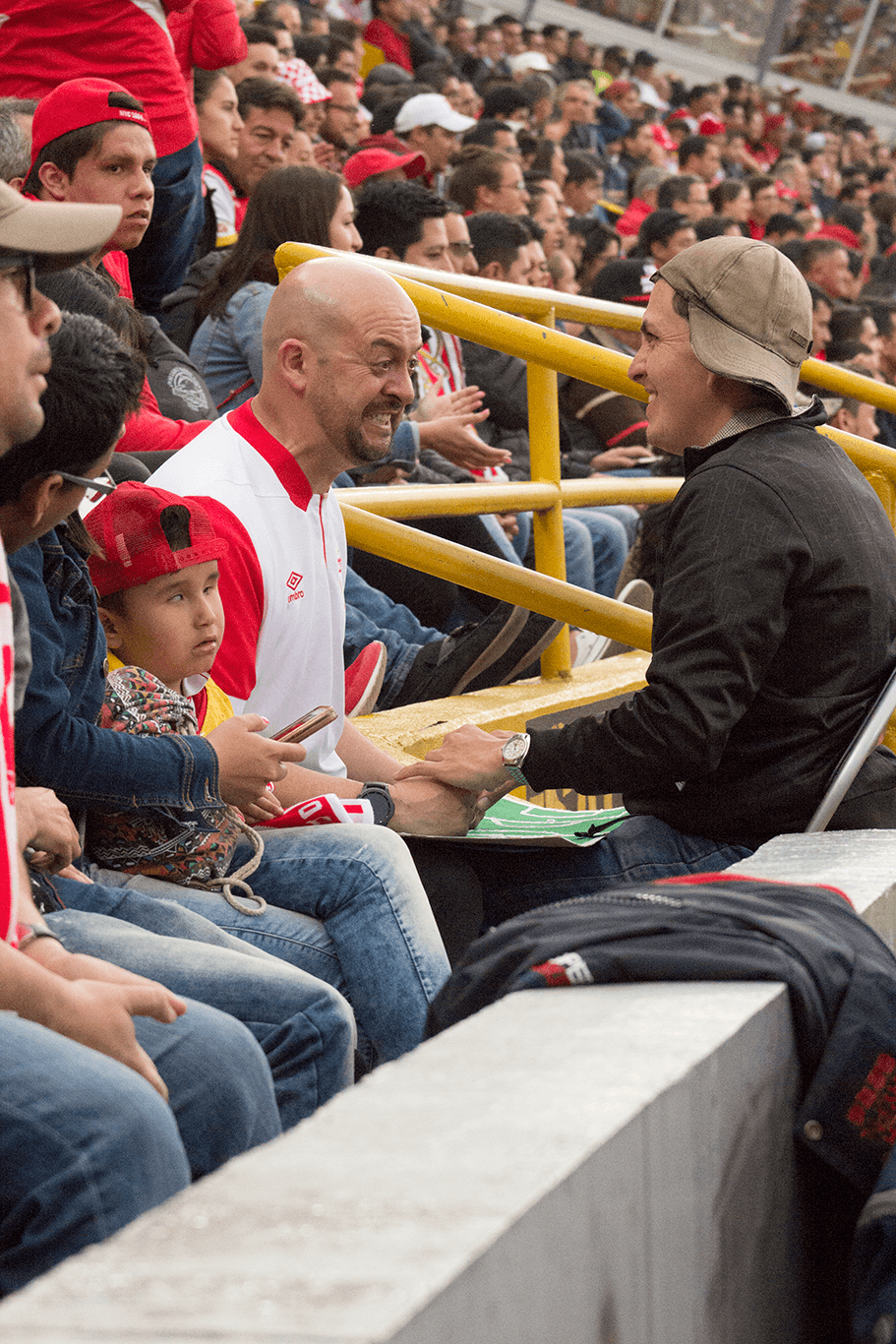 Y cuando ocurre una jugada emocionante, sobre todo de Santa Fe, César no escatima en transmitirle la emoción a su amigo.