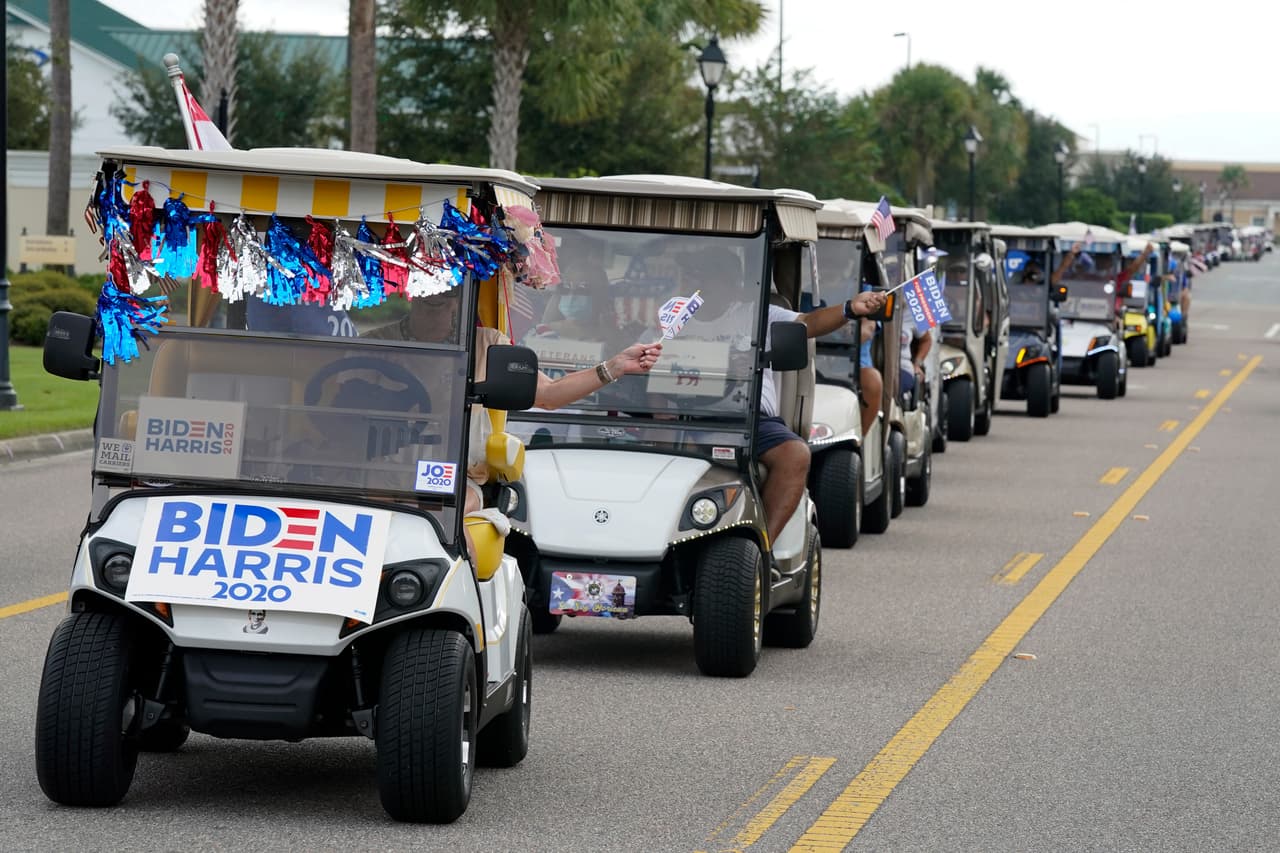 Un desfile de más de 400 carritos de golf mostró su apoyo esta semana al candidato demócrata Joe Biden mientras marchaban hacia el centro de votación del condado Sumter, en Florida, a depositar sus boletas de voto por correo.