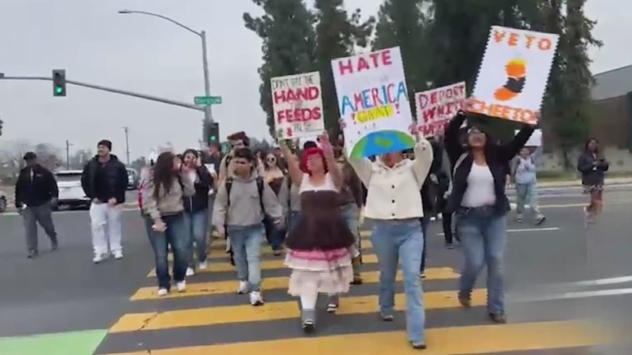 Autoridades piden que estudiantes permanezcan en escuelas tras protestas contra ICE