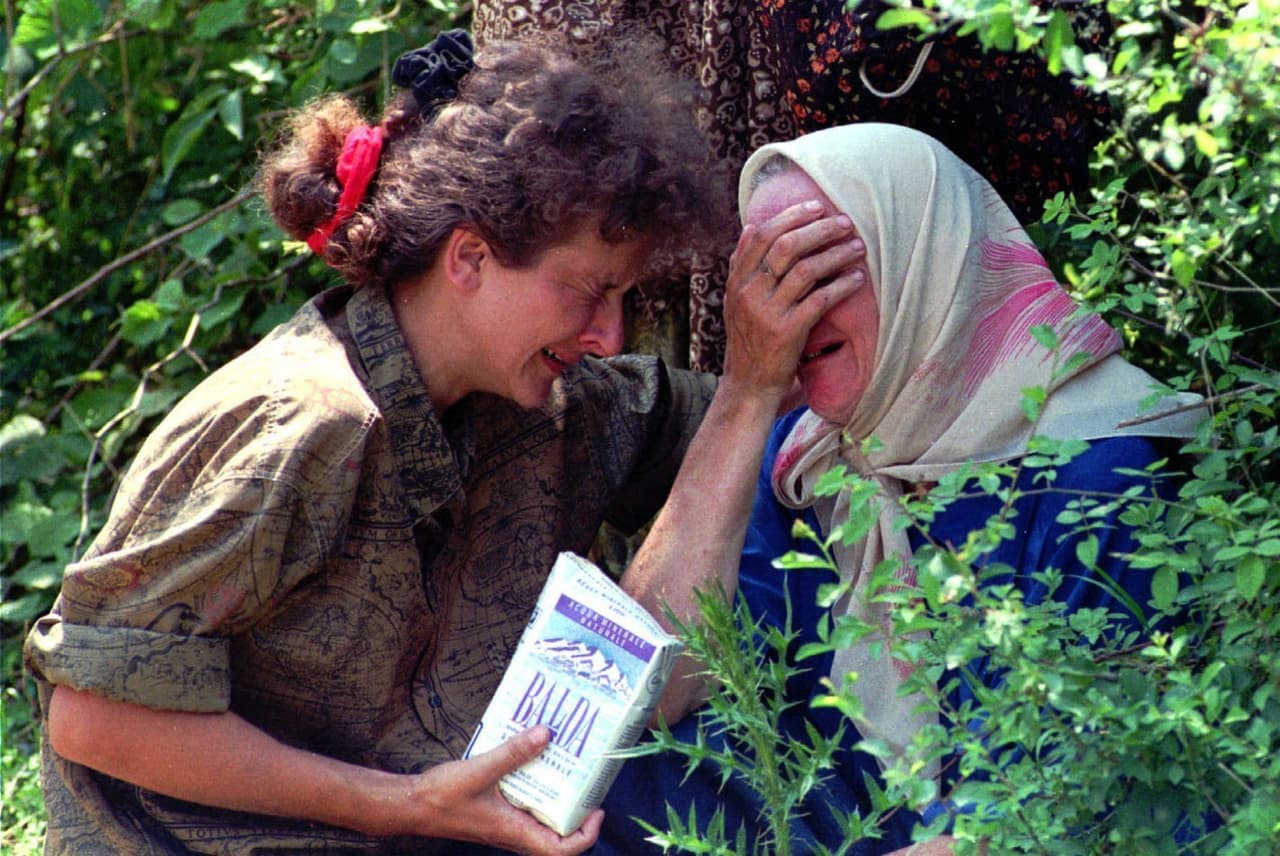 Muchos sobrevivientes de la matanza de Srebrenica estaban desesperados por no saber lo que pasó con el resto de su familia, como este grupo de mujeres que habían logrado escapar a una base de Naciones Unidas en julio de 1995.