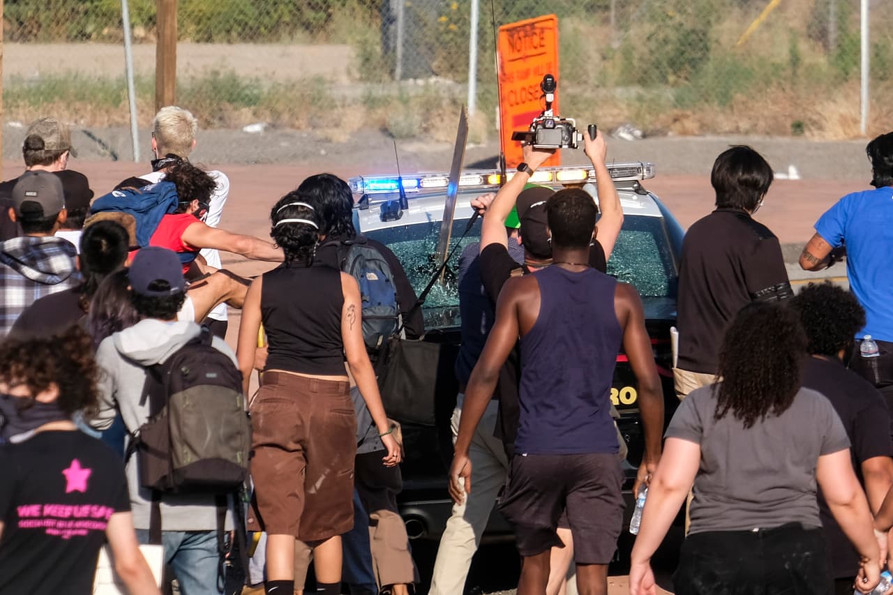 Con palos y piedras los manifestantes destruyeron la unidad, poniendo en riesgo la vida del oficial, quien resultó herido.