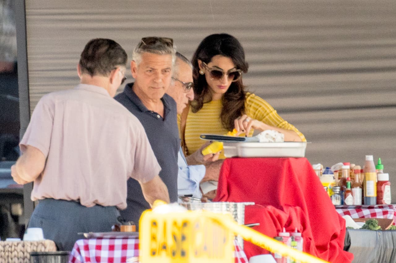 Se tomaron un descanso viendo qué degustar del catering.