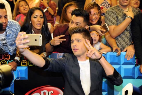 Nos encantan los selfies. We can't get enough of them! Y si no, pregúntenle a los que desfilaron la alfombra de Premios Juventud.