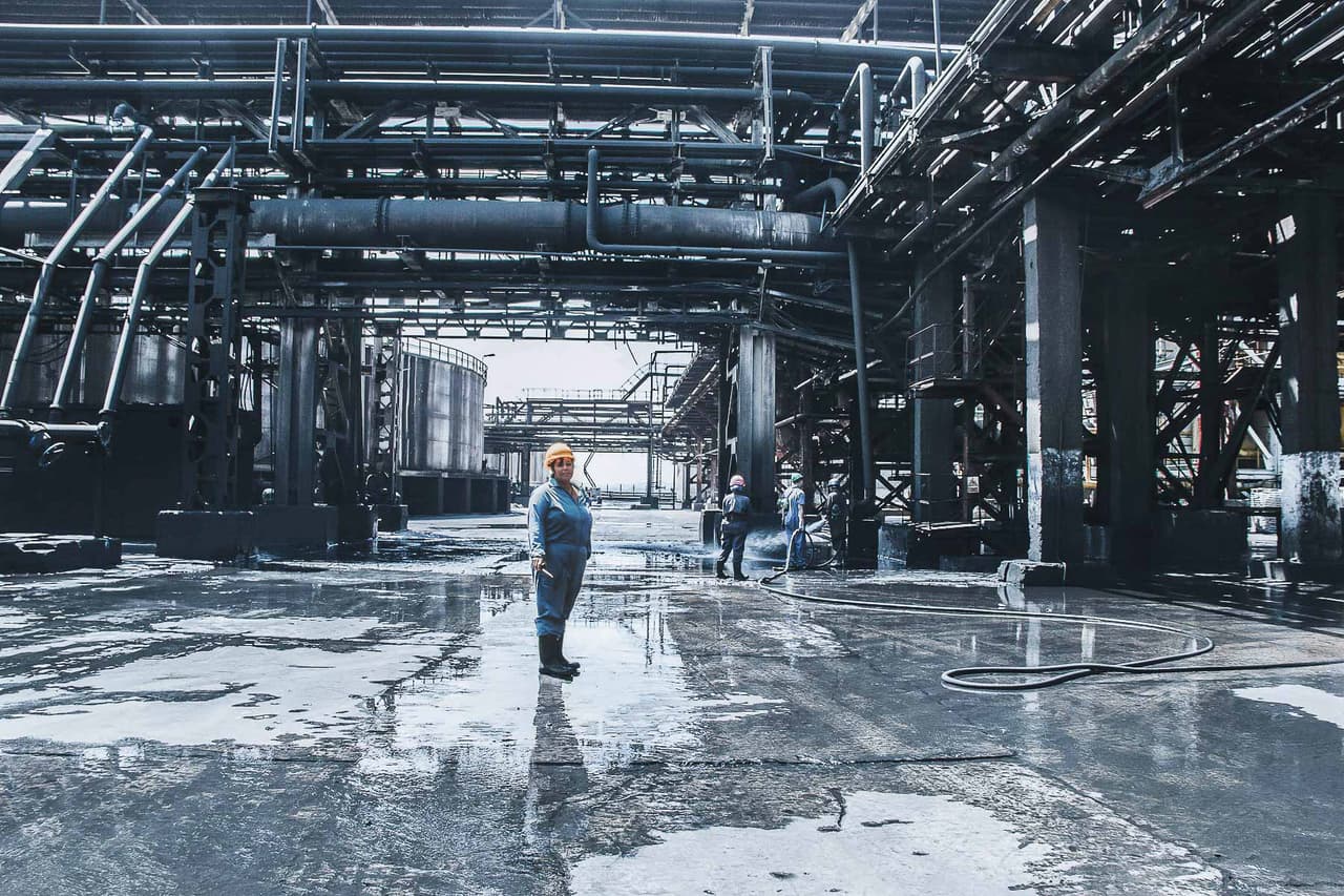 En los peores años del economía cubana, posteriores a la caída del comunismo, Moa, un pueblo de 75,000 habitantes, cargaba con gran parte de la estancada economía del país. Sus reservas mineras en níquel y cobalto (el 34.4% y 26% de las reservas mundiales respectivamente) llegaron a ser, antes de los servicios médicos y el despunte del turismo, el principal renglón exportable de Cuba y su principal ingreso de divisas.