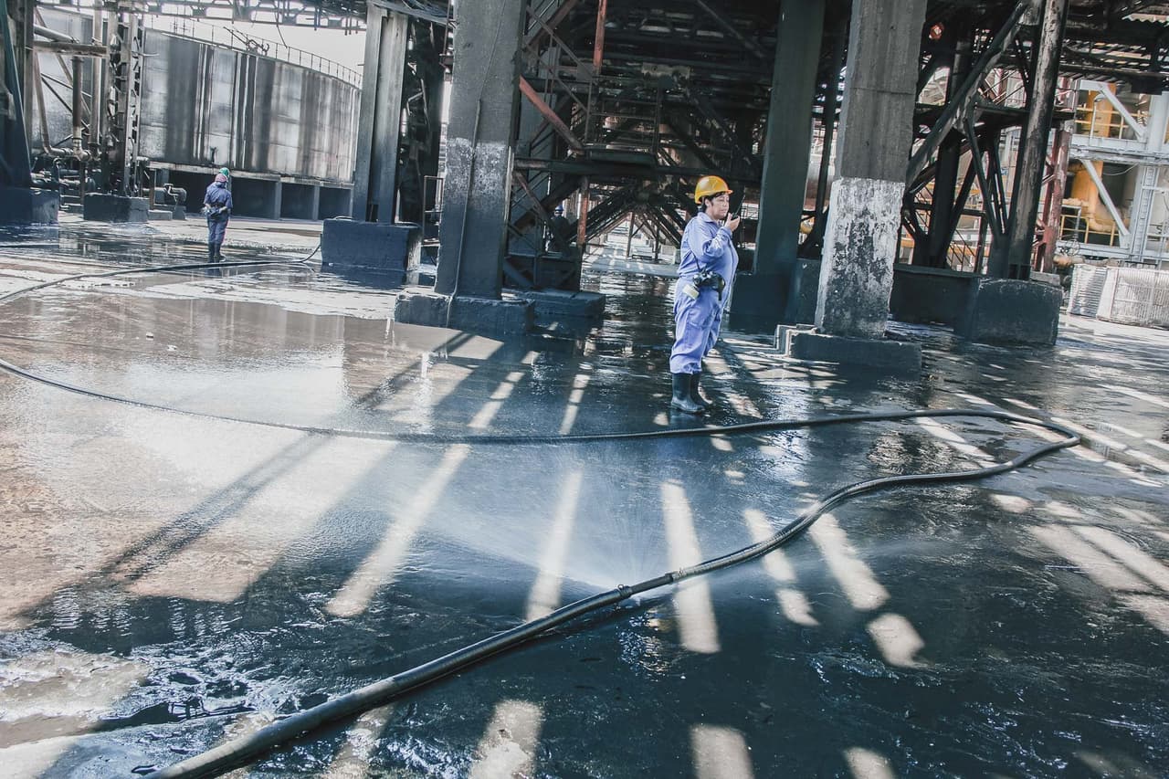 Una trabajadora organiza la limpieza de los residuos de amoníaco en la planta Che Guevara. Para la mayoría de los once millones de cubanos este pueblo tiene algo de misterio, muy pocos lo han visitado y quienes lo han hecho relatan historias parecidas a mitos, con camiones gigantes y fábricas monstruosas. Compañías norteamericanas comenzaron la construcción de la primera planta de Moa en el año 1957.