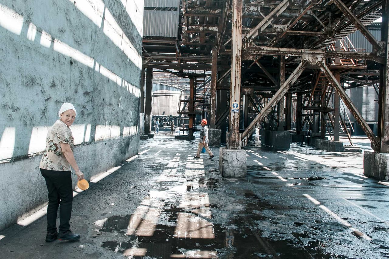 Una trabajadora organiza la limpieza de los residuos de amoníaco en la planta Che Guevara. Al triunfo de la Revolución Cubana gran parte del personal de la planta se marchó y fue el Che Guevara quien impulsó su puesta en marcha, hecho que aún se recuerda como una gran hazaña. El impulso de la industria propició que el pueblo empezara a recibir emigración de todo el país, creciendo hasta los 75000 habitantes actuales.