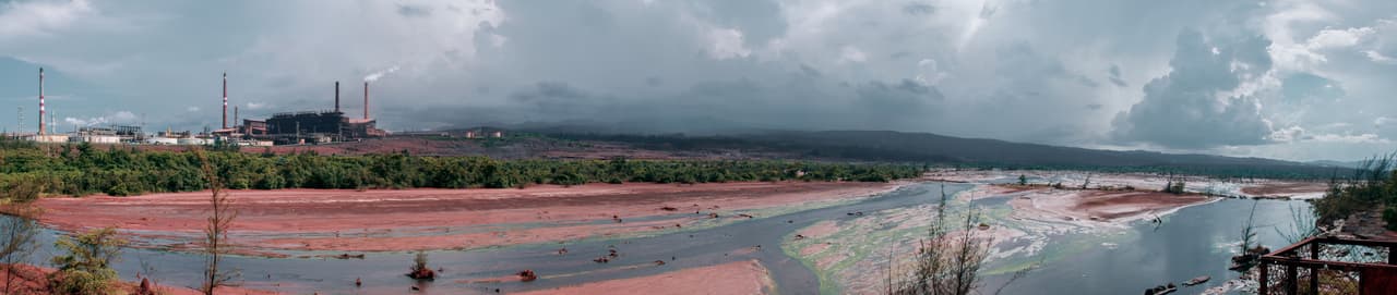 Panorámica de la planta Che Guevara y el río a su lado. El 7 de noviembre de 1939 se fundó Moa. Su despuntar y crecimiento tiene también origen en el Níquel.