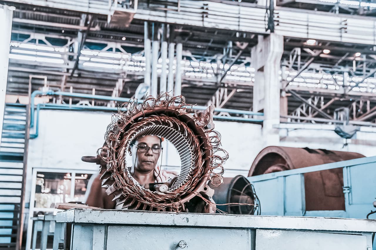 Las mujeres son una parte importante de la fuerza de trabajo en la industria minera de Moa, como esta enrolladora de motores.