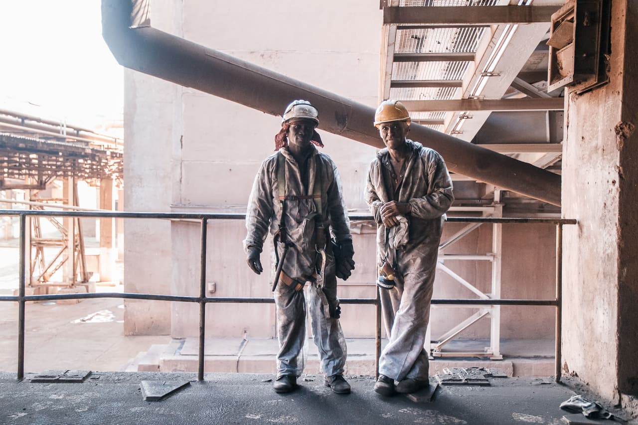 Trabajadores tomando un tiempo para relajarse. Existen actualmente dos plantas en Moa: la Che Guevara, construida en 1967, con mayor capacidad de procesamiento pero con tecnología menos eficiente; y la antigua planta Pedro Soto Alba, que con el inicio de las empresas mixtas, en 1994, pasó a ser explotada de forma conjunta por el Estado cubano y la compañía canadiense Sherrit.