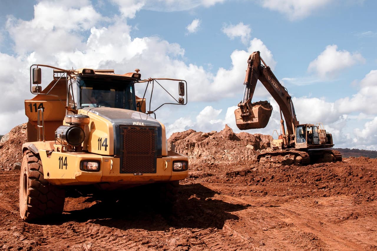 Maquinaria pesada trabaja en las minas de la fábrica Pedro Soto Alba.