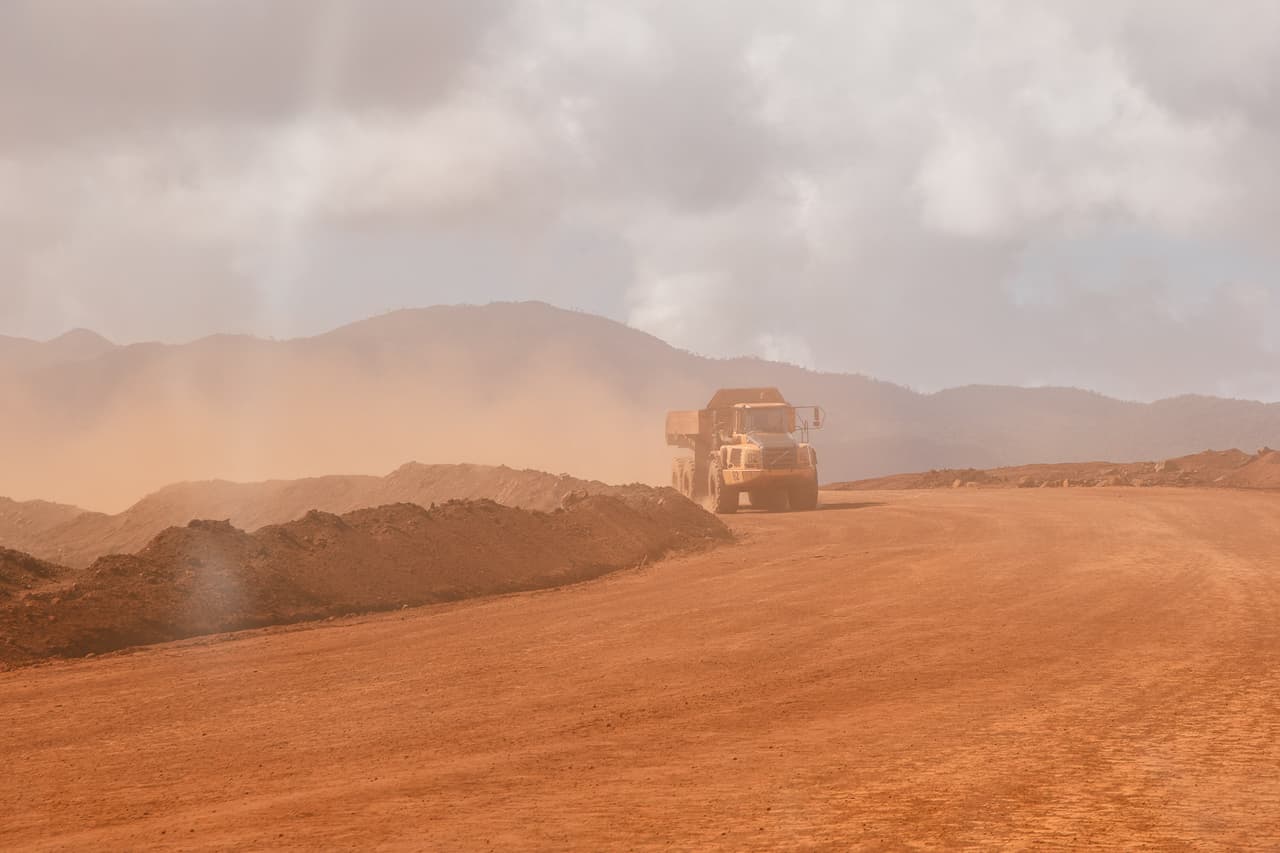 Un camión desciende cargado de tierra para ser procesada en la Planta cubano-canadiense Pedro Soto Alba. Las reservas mineras en Niquel y Cobalto (el 34,4% y 26% de las reservas mundiales respectivamente) llegaron a ser, antes de los servicios médicos y el despunte del turismo, el principal renglón exportable de Cuba y su principal ingreso de divisas.