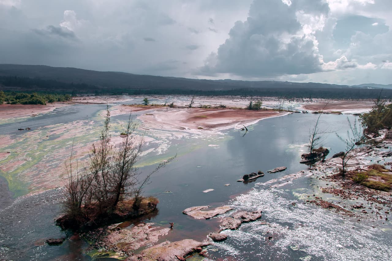 Los ríos se han vuelto ácidos y arrasan la vegetación por donde pasan. Si cada ciudad de Cuba fuera un territorio independiente, Moa seria sin duda el de mayor PIB Per Capita, el mas joven por media de edad, el de mayor cantidad de universitarios per capita, así como el de mayor concentración industrial.
