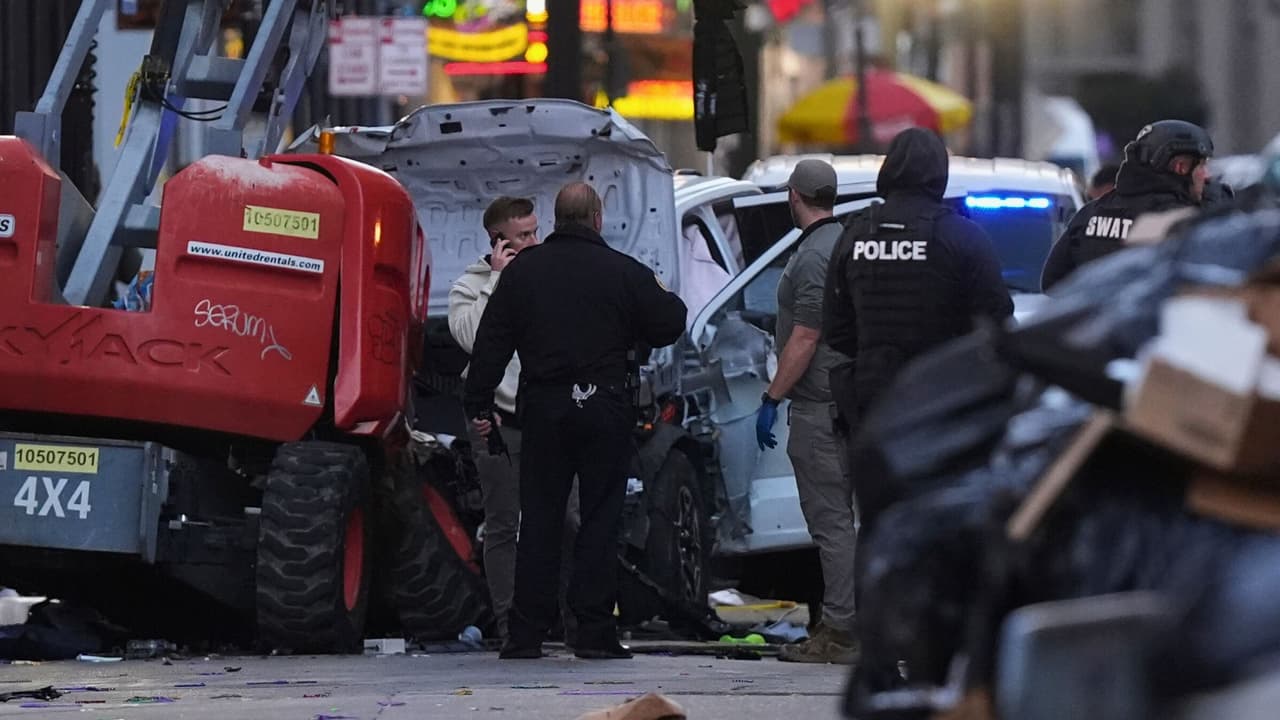 A las 3:15 a.m. del primer día del año, 
<b>un hombre condujo intencionadamente una camioneta tipo pick-up a través de la multitud en <a href="https://maps.app.goo.gl/3mpm83RBBkPXrTrx7" target="_blank">la popular zona de Bourbon Street</a> en Nueva Orleans</b>, 
<a href="https://www.univision.com/noticias/estados-unidos/en-vivo-ultima-hora-video-10-muertos-vehiculo-nueva-orleans-ano-nuevo??123" target="_blank">matando al menos a 15 personas e hiriendo a más de 30</a>. El ataque ha sido calificado por el FBI como 
<b>"un posible acto terrorista". </b>
<a href="https://www.univision.com/local/houston-kxln/shamsud-din-jabbar-residente-de-houston-identificado-como-sospechoso-del-ataque-terrorista-en-new-orleans-fotos" target="_blank">Shamsud-Din Jabbar, un residente de Houston, fue identificado como el sospechoso</a>
<b>, tras un tiroteo con la policía, fue declarado muerto en el lugar.</b>