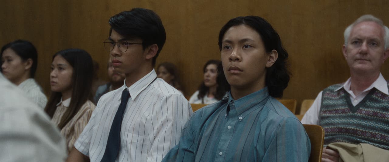 Brayden Maniago (izquierda) es Somsack Sinthasomphone en la serie.