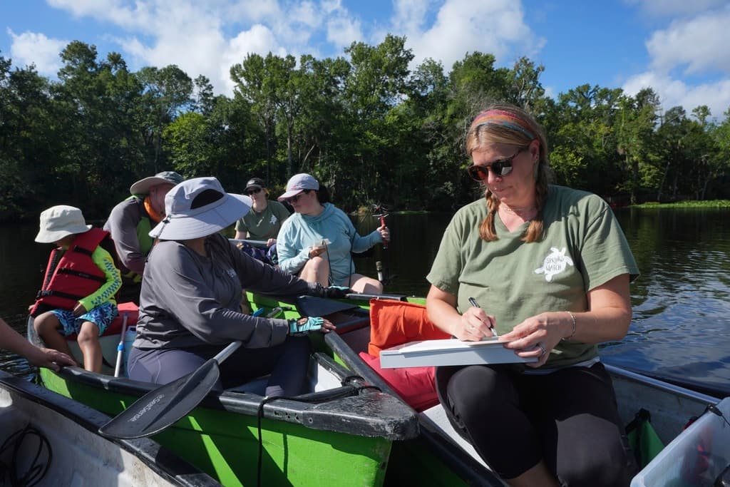 El turismo y las actividades recreativas presionan los manantiales. En Ichetucknee Springs, al norte de Gainesville, el límite de 750 visitantes diarios se alcanza en apenas una hora durante el verano, dejando huella ambiental.