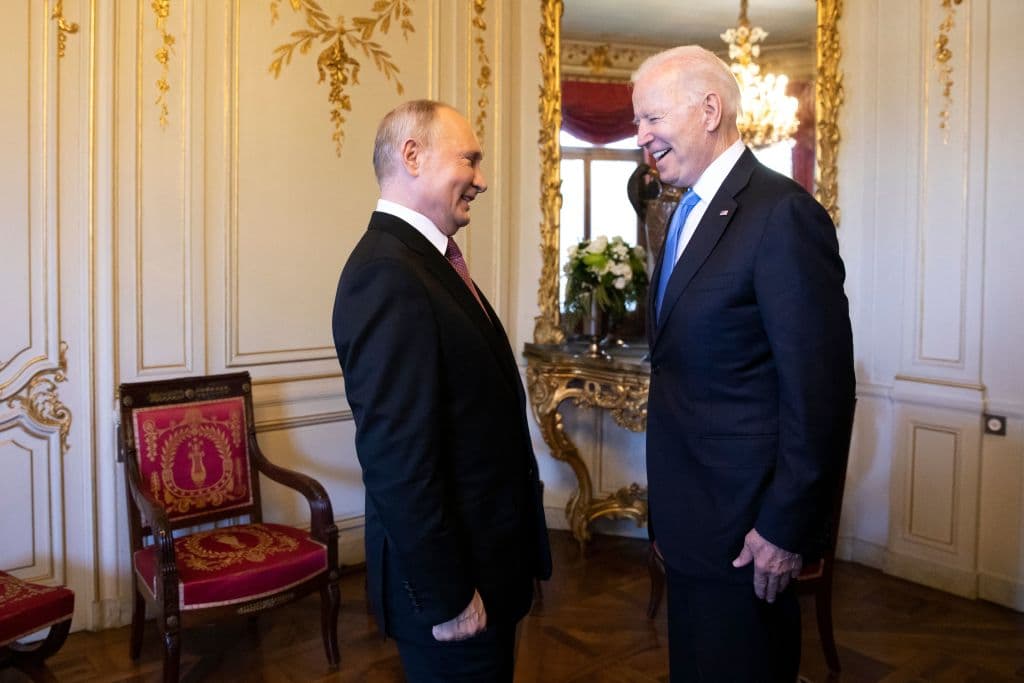<b>Junio 2021: </b>El presidente 
<a href="https://www.univision.com/temas/joe-biden">Joe Biden</a> le dio a su colega ruso 
<a href="https://www.univision.com/temas/vladimir-putin">Vladimir Putin </a>dos obsequios en su primera cumbre, en Ginebra, Suiza. Uno fue una estatuilla de cristal de un 
<a href="https://steuben.com/product/american-bison" target="_blank">bisonte</a> mamifero que es símbolo nacional y que, según la explicación que dio la Casa Blanca, representa "la fuerza, unidad y resilencia" del país. El otro fueron unas gafas de aviador personalizadas de 
<a href="https://www.randolphusa.com" target="_blank">Randolph USA</a>, una firma que las fabrica para el uso de las Fuerzas Armadas de EEUU.