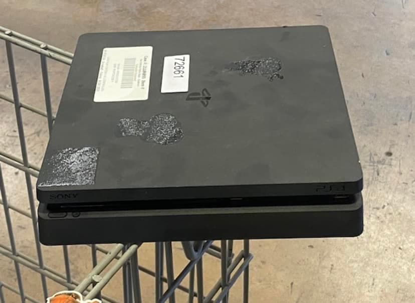 Entre lo subastado también hay objetos y prendas de lujo, como
<b>carteras y bolsas de las marcas Louis Vuitton y Gucci; varios pares de tenis y zapatos de las marcas Nike, Addidas, New Balance y Yeezy, así como joyería y relojes de la marca Michael Kors.</b>