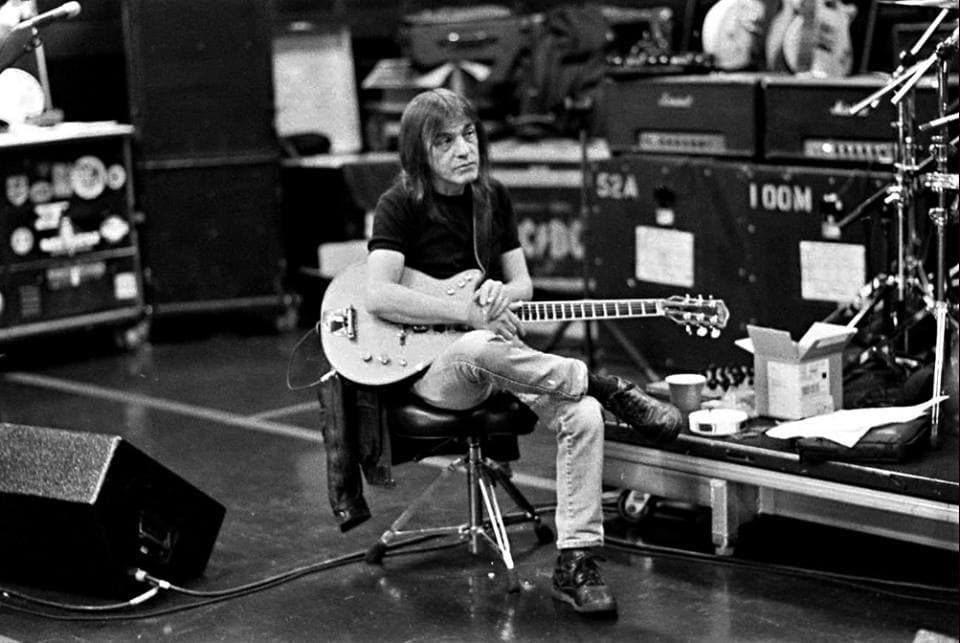 Su puesto en AC/DC fue cubierto por Stevie, sobrino de Young.