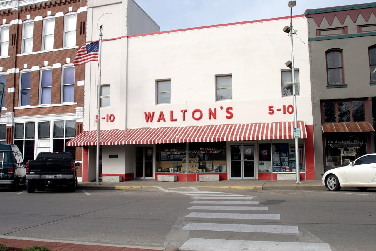 <b>Puesto 1. Familia: Walton</b>
<br>
<b>Compañía: </b>Walmart
<br>
<b>Patrimonio: 238,200 millones de dólares</b>
<br>Generaciones: 3
<br>Industria: tienda minorista
<br>Establecida en: Bentonville, Arkansas
<br>
<br>Sam Walton abrió su primera tienda en 1945 (en la fotografía). Hoy Walmart es la cadena minorista más grande del mundo, con ventas de 559,000 mil millones en más de 10,500 locales. Los herederos de Walton poseen el 48% de la compañía.