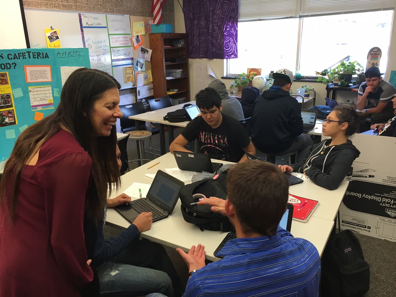 La maestra que aprendió español para hacerles justicia a su madre y a sus estudiantes inmigrantes