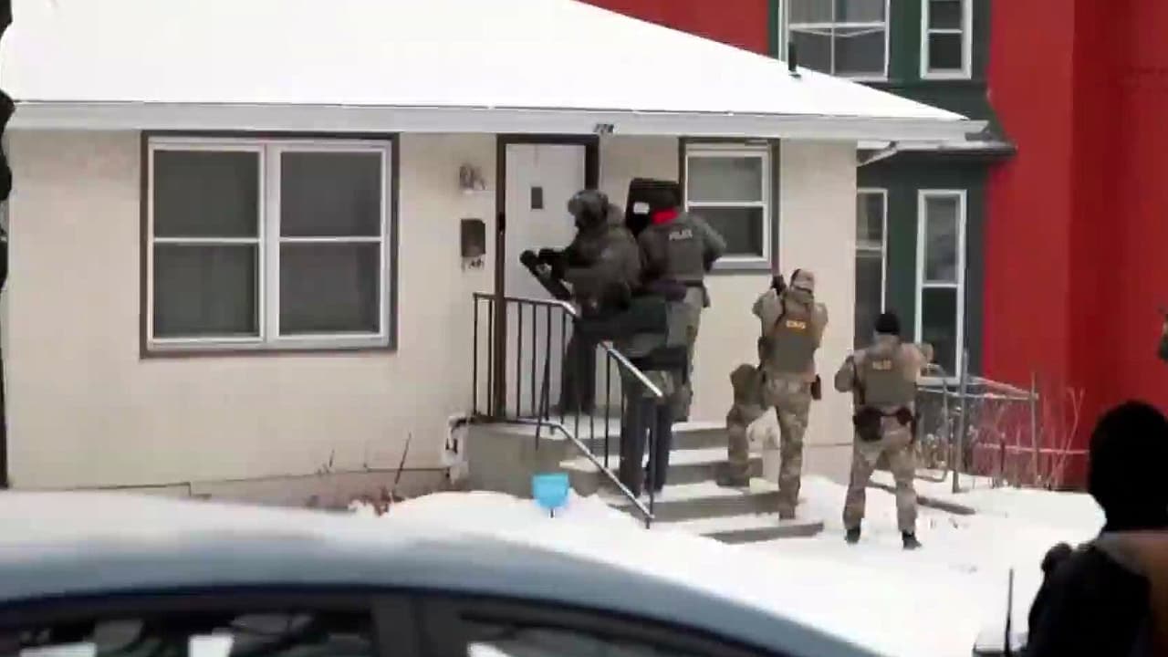 Jueza federal frena medida de NY que exigía identificación y prohibía máscaras a agentes de ICE