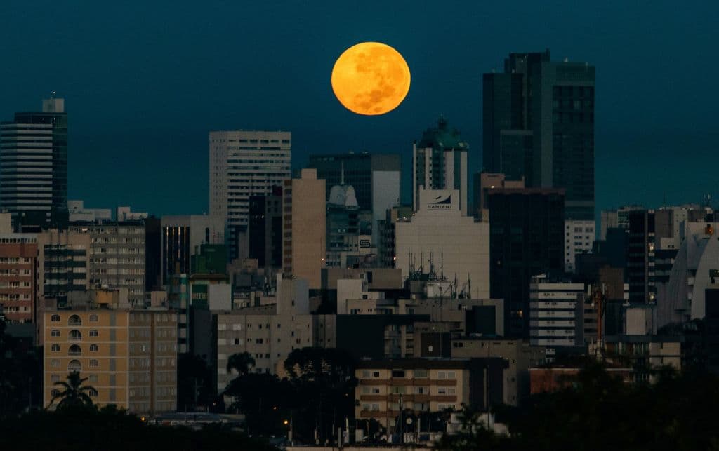 Esta foto de la Superluna de flores se ve al astro sobre Curitiba, Brasil, el 7 de mayo de 2020. La Superluna es visible cuando el astro tiene una aproximación más cercana a la Tierra, lo que hace que parezca más brillante y más grande que otras Lunas llenas.