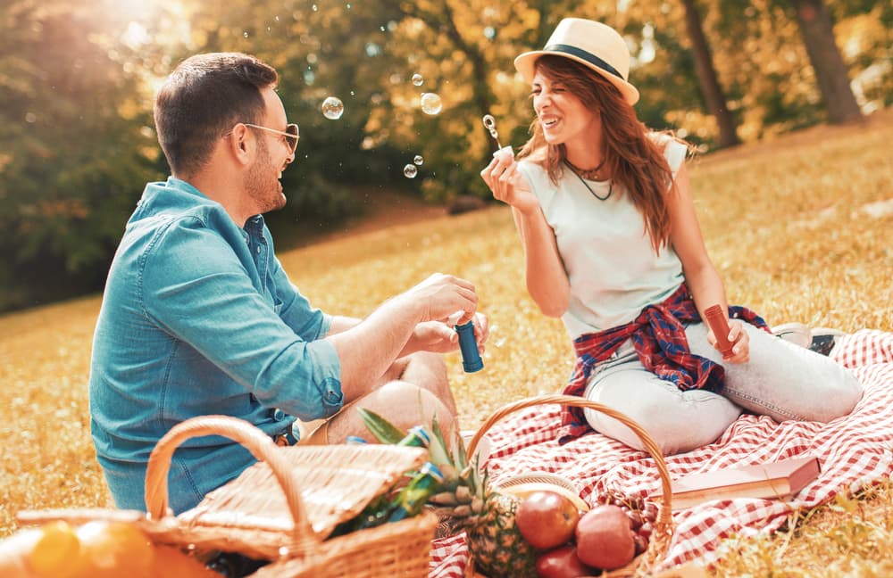 <b>Libra</b>
<br>¡Cuán feliz se siente esa pareja de Libra! El hermoso signo librano es diplomático y circunspecto, elegante, educado, romántico y fácil de tratar, sociable, idealista, pacificador, justo y equitativo, amante de la belleza y la armonía, una verdadera delicia para tratar, compartir socialmente, disfrutar una velada y ¿qué decir a la hora del amor? ¡Sencillamente encantador o encantadora!