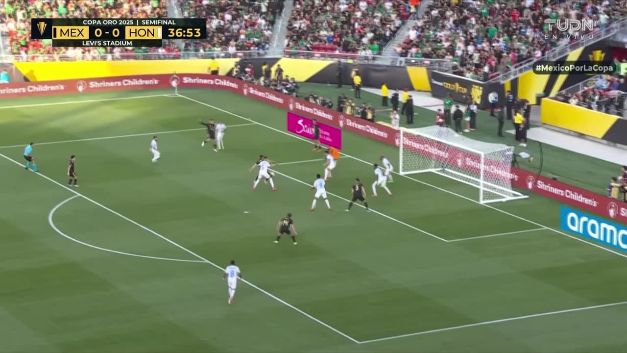 ¡Háblense! Menjivar chocó con su defensa pero Johan no pudo abrir el marcador