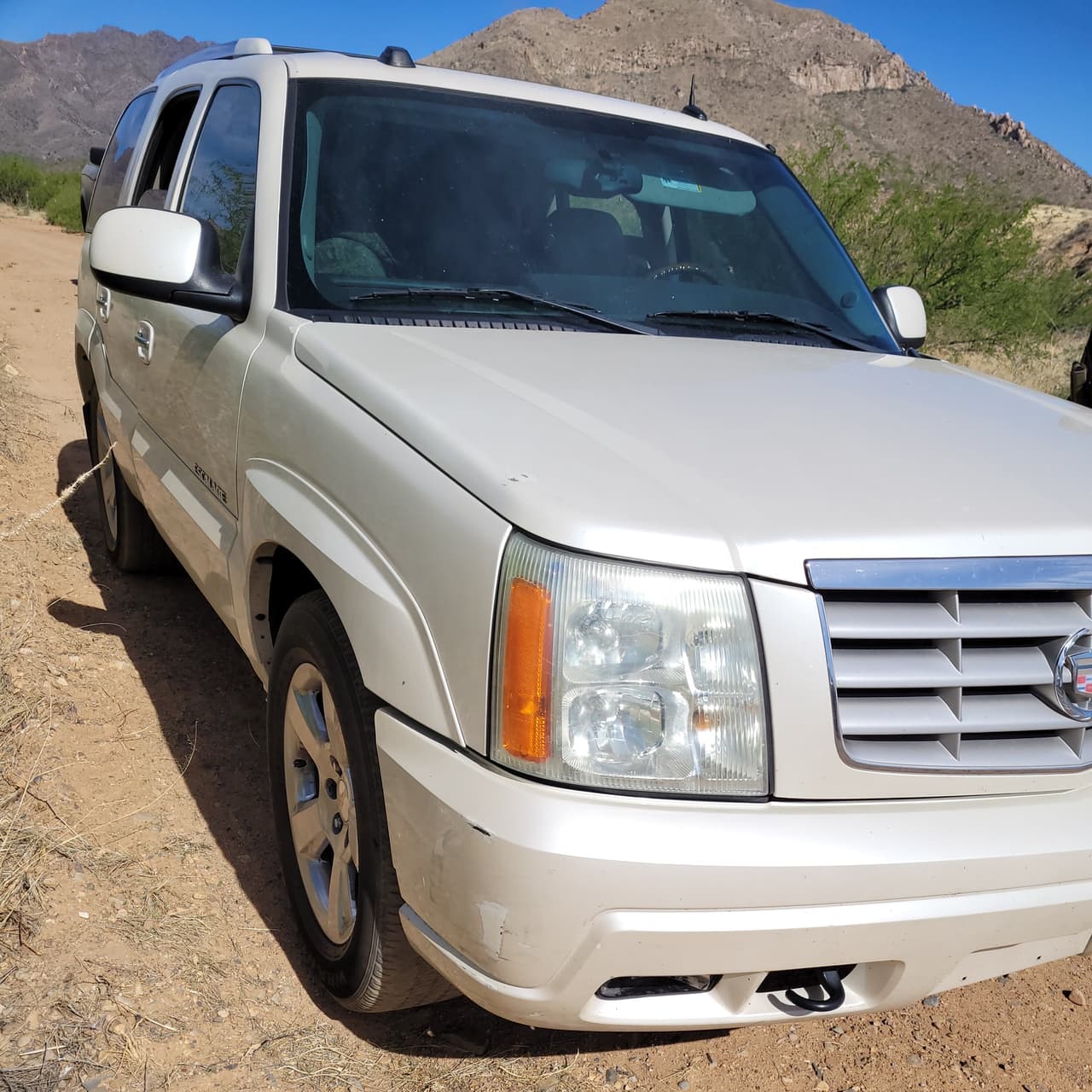 El contrabandista enfrenta cargos criminales y el vehículo fue incautado.