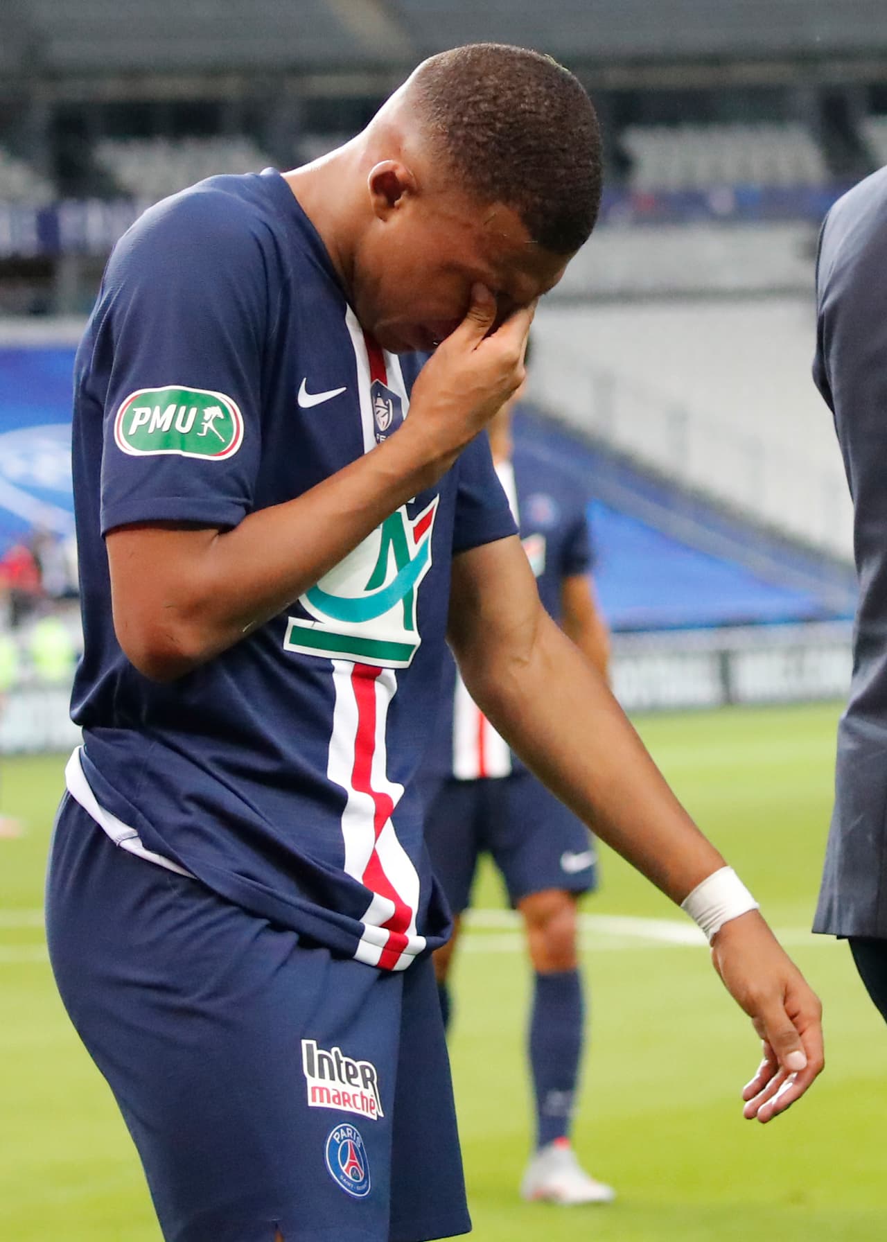 PSG ganaba por la mínima St Etienne por la Copa de Francia. Perrin entró fuerte sobre el pie derecho del francés cuando PSG se lanzaba al ataque. Se armaba la bronca en el terreno de juego y Perrin salió expulsado (31’). Kylian fue atendido dentro de la cancha y tuvo que dejar el partido entre lágrimas. Medios franceses afirman que Mbappé sufrió un esguince en su tobillo derecho.