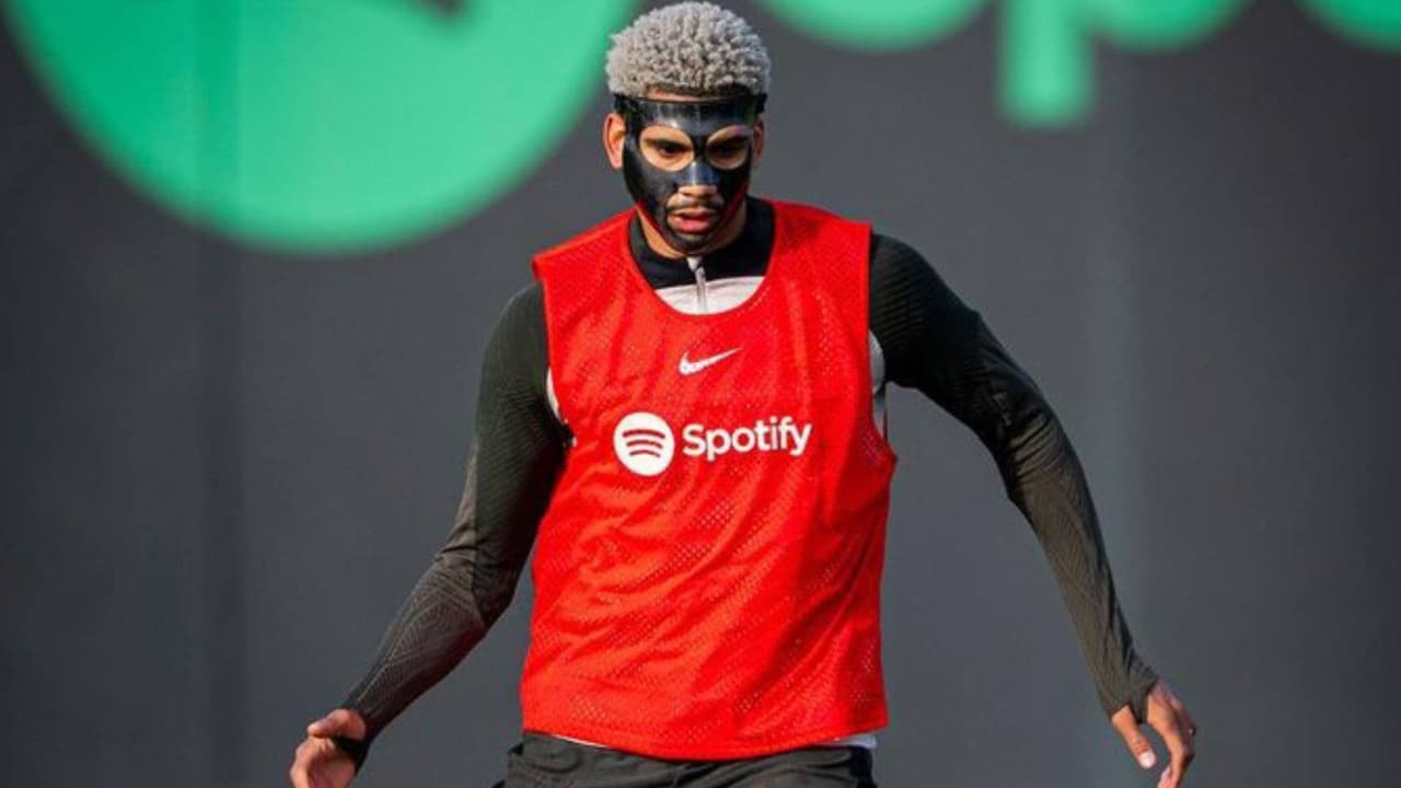 Ronald Araujo se entrena con máscara protectora en el Barcelona