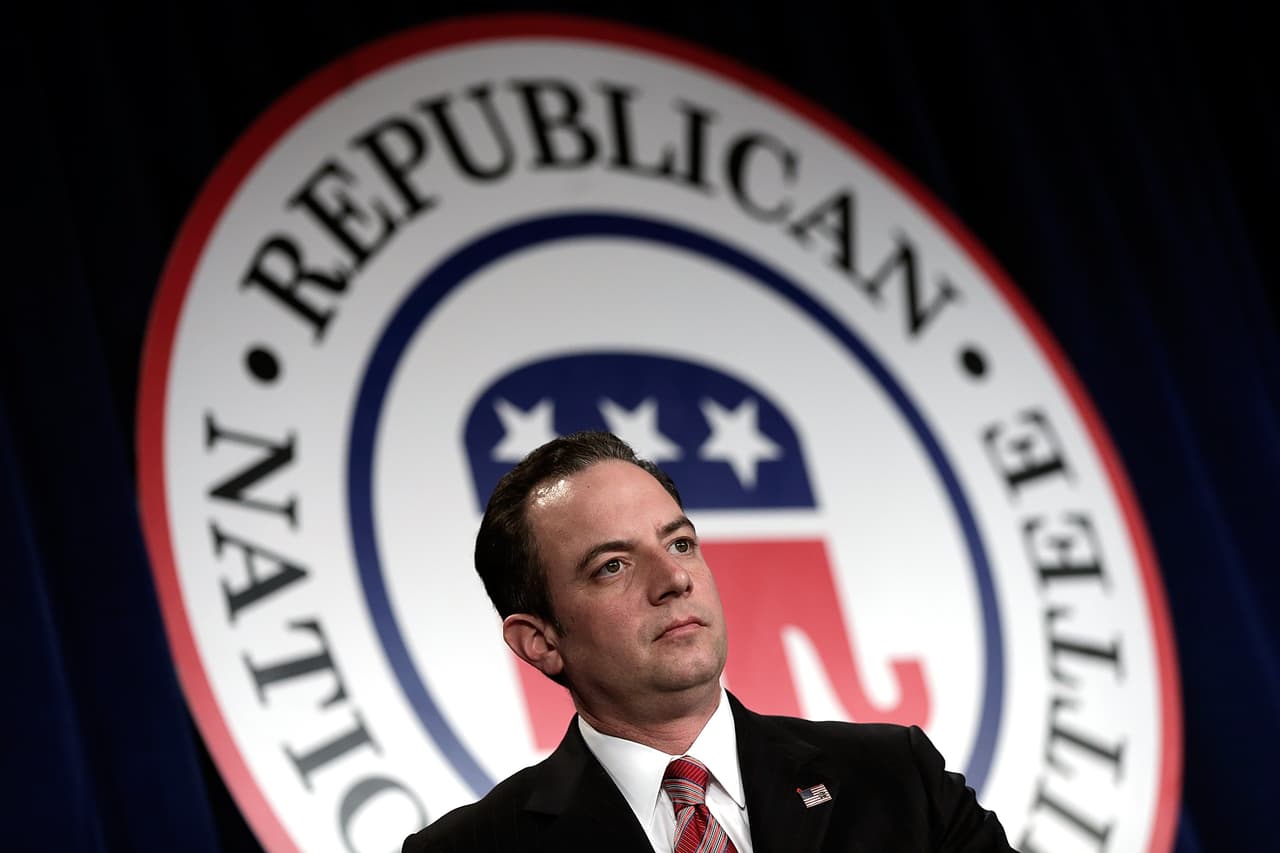 Reince Priebus, de 44 años, es una cara conocida en Washington. Su experiencia y buena relación con figuras republicanas lo ayudará a limar las asperezas entre Trump, un hombre de negocios sin experiencia política, y el Partido Republicano, con el que se enfrentó varias veces a lo largo de la campaña. El jefe de gabinete se ocupa de seleccionar y supervisar al personal clave de la Casa Blanca, manejar la agenda diaria del presidente y determinar quién tiene acceso a él.