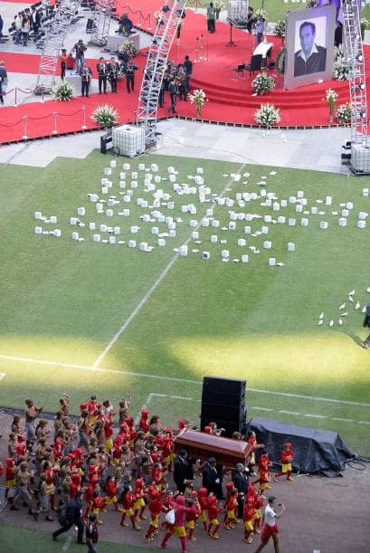 Las cajas vacías de las palomas quedaron al centro del campo.