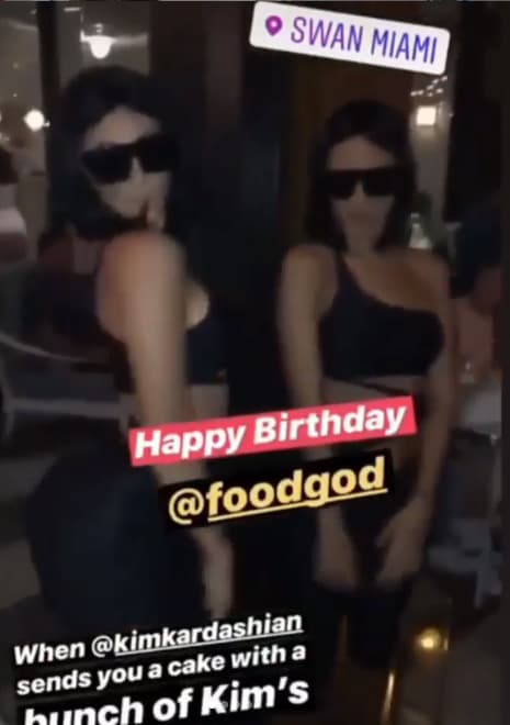 Las mujeres se disfrazaron de la empresaria con un look muy común en ella: ajustadas mallas, un top negro, cabello negro y lentes oscuros.
<br>