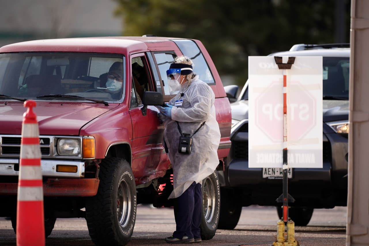 Un concurrido sitio de pruebas de covid-19 en Colorado Springs, Colorado, el 22 de diciembre.
<br>
<br>Amazon, y otros proveedores de su plataforma, comenzaron a limitar el número de pruebas caseras por persona el 22 de diciembre. Las cadenas farmacéuticas CVS y Walgreens anunciaron un límite máximo de seis y cuatro kits, respectivamente, por cliente.
<br>