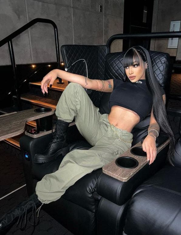 Fue el día de ayer cuando la estilista, Leidys Ortiz, acusó a la rapera de haberle quedado a deber 1,400 dólares por un vestido y dos outfits que realizó para ella. 
<br>