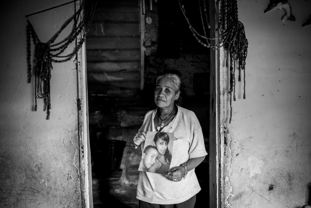 <b>Yanet Flores.</b> Su hija, Carolina Rojas, fue asesinada en un fuego cruzado entre bandas rivales de su barrio.