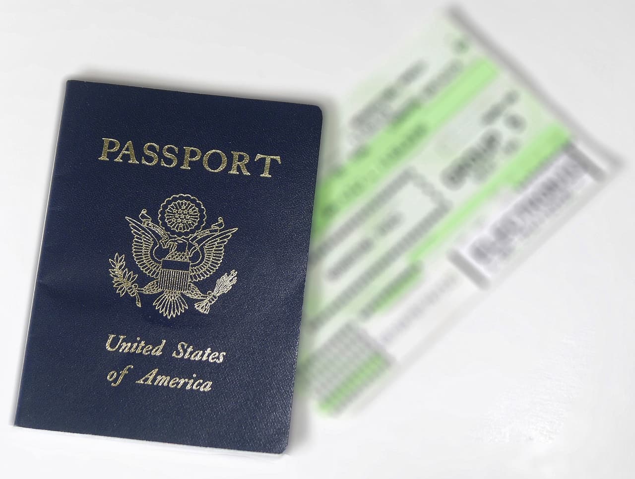 Debe tener al 
<a href="https://www.usa.gov/espanol/" target="_blank">menos 18 años de edad</a>. Ser residente permanente (tener una tarjeta verde o "Green Card"). Cumplir con otros requisitos que pueden variar de acuerdo a su edad, estado civil y servicio militar.