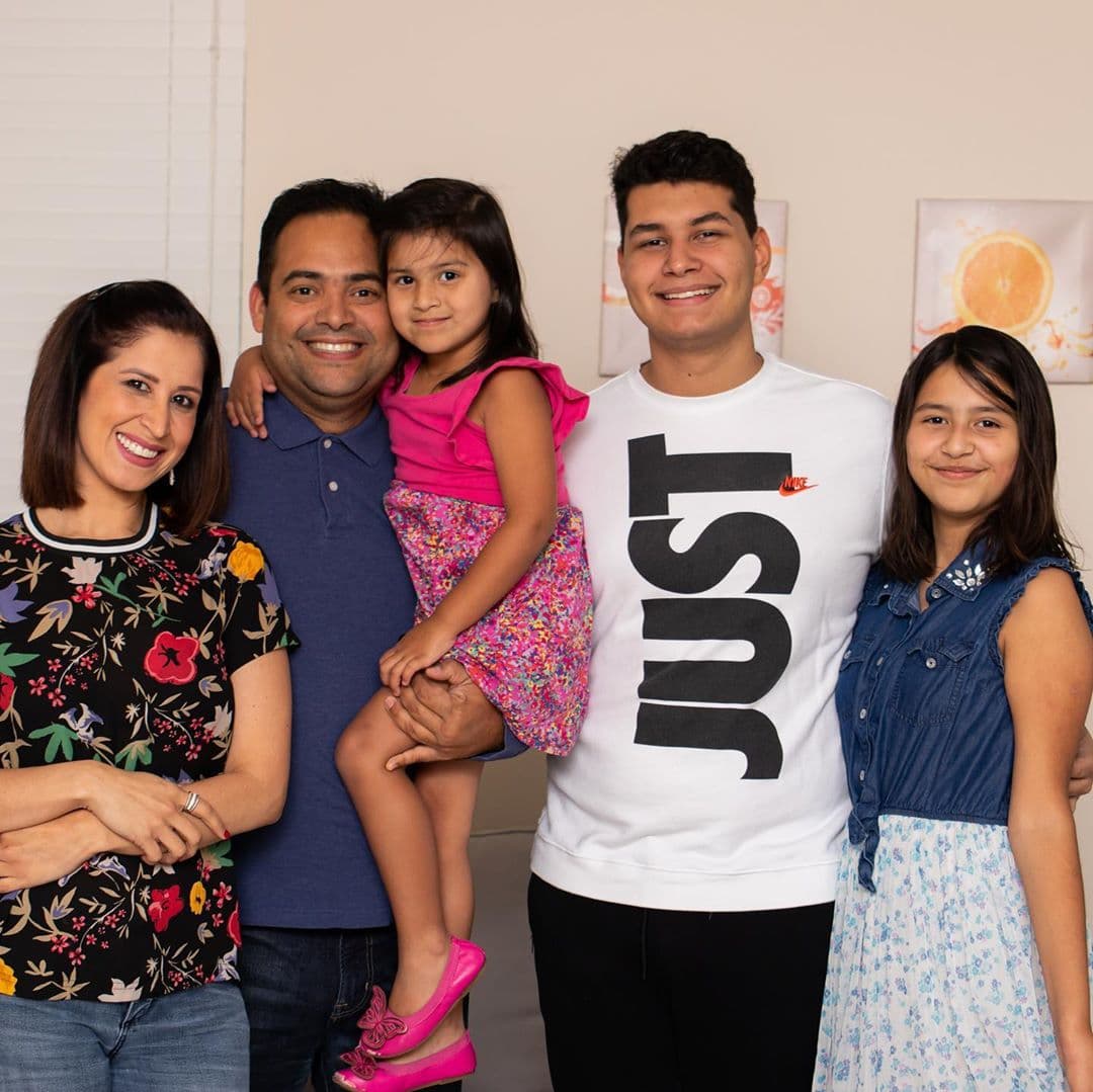 "Mi familia, mi prioridad, mi tarea más importante. Bendícenos Dios y a cada una de las familias que hoy están juntas y sobre todo, dale consuelo a aquellas que hoy lloran porque uno de los suyos ya no está", redactó Ely al pie de la galería de fotos con su esposo y sus hijos.