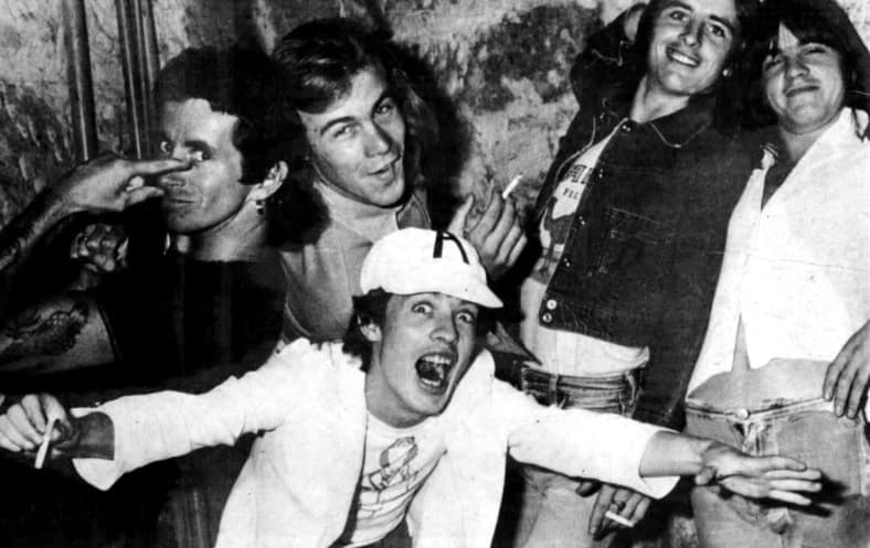 Por ser tendencia en el mundo del punk y rock, AC/DC fue incluida en el Salón de la Fama del Rock & Roll en 2003.