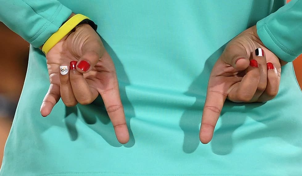 Doaa Elghobashy, jugadora de voleibl de playa de Egiptó, decoró una uña con los colores de la bandera de su país y en otra dibujó los aros olímpicos. 
<br>