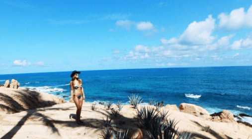 Aquí la vemos gozando de la naturaleza y de paso presumiendo cuerpazo.